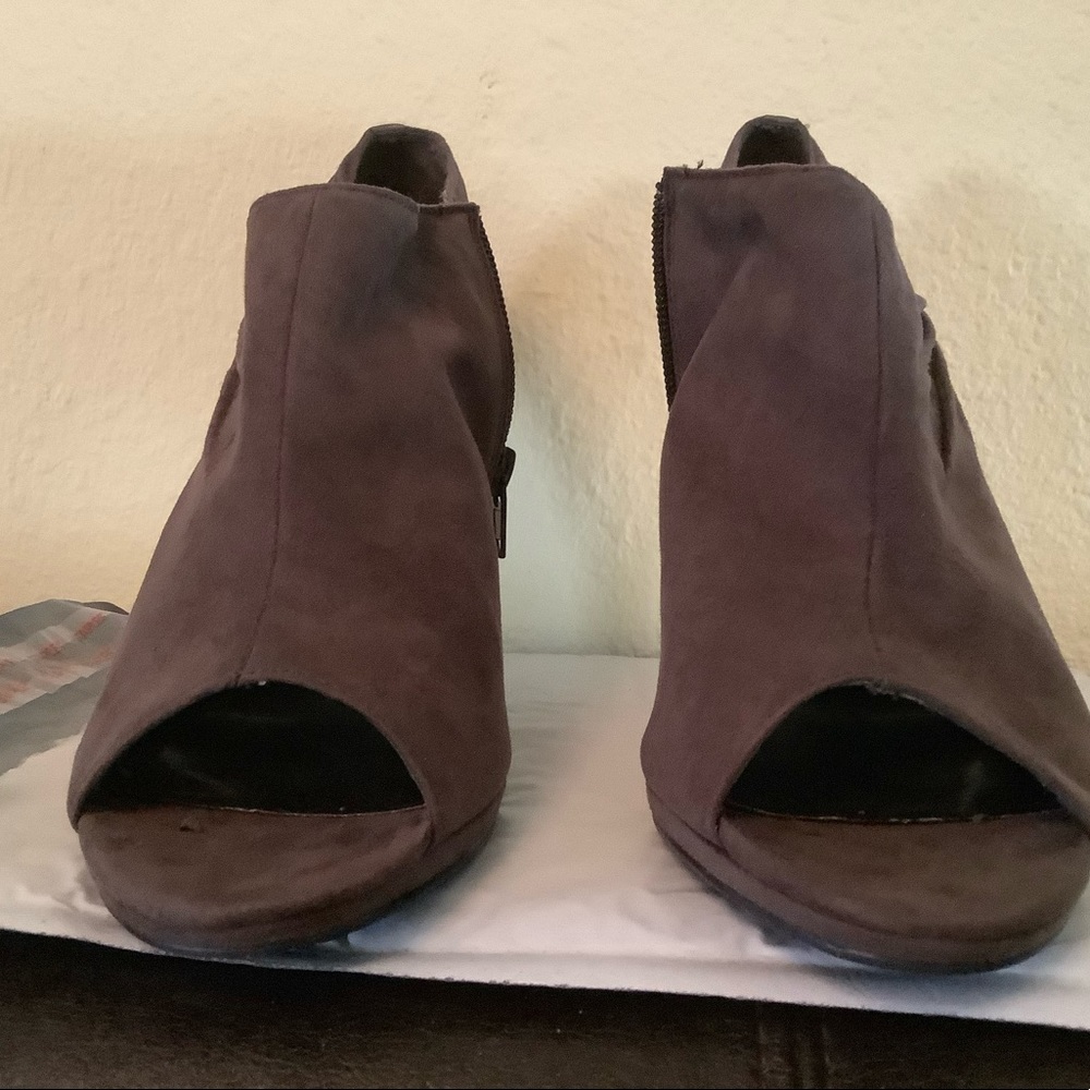 Ann Marino  Sued ankle 4” high heels side cut out and zipper booties